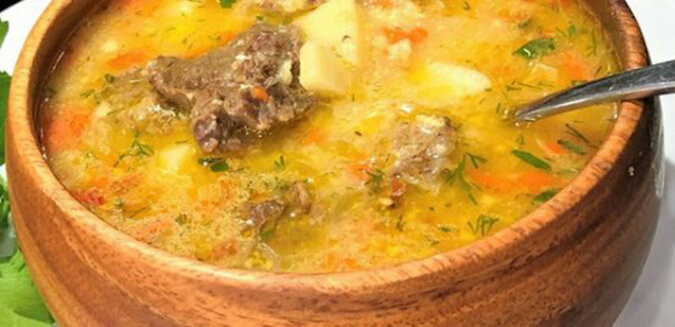 Ugotuj cały garnek gęstej zupy z dodatkiem mięsa mielonego. Jest to bardzo sycąca zupa