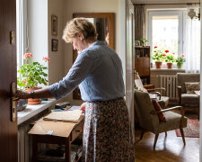 Na wigilii, przy dwunastu osobach, siostra podniosła toast "za spokój, bo sprawa mieszkania mamy wreszcie załatwiona". Zapytałam, jaka sprawa. Zrobiło się cicho. Mama nie podniosła głowy znad talerza
