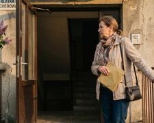 Mama zmarła w lutym. Sprzątając jej szafę, znalazłam kopertę z napisem "Nie otwieraj przy ojcu". Ojciec nie żył od dwunastu lat