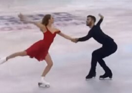 Para łyżwiarzy wchodzi na lód, zobacz tylko co się dzieje gdy rozpoczyna się utwór Perfect Eda Sheerana