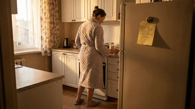 Syn z synową mieli zatrzymać się u mnie "na miesiąc, góra dwa", bo szukają mieszkania. Minęło pół roku. Lodówka pusta, rachunki moje, a ja przepraszam, że włączam telewizor po dwudziestej drugiej