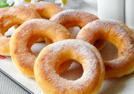 Delikatne pączki na kefirze. Ten przepis przyda się każdej gospodyni domowej