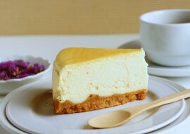 "Pyszny, już zawsze będę go robiła". Przepis na sernik z 3 składników