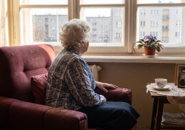 Na zimę brat wziął mamę do siebie - "po co ma sama marznąć, ogrzewanie drogie". W marcu mama poprosiła, żeby odwieźć ją do domu. W jej mieszkaniu mieszkał już syn brata. Mama zapytała tylko, gdzie jej fotel