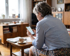 Przepisałam mieszkanie na córkę i przeniosłam się do kawalerki po ciotce. Na OLX szukałam szafki nocnej - w "podobnych ogłoszeniach" wyskoczył mój kredens i stół po rodzicach: "meble po babci, tanio, odbiór pilnie"