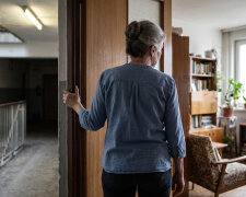 Syn namówił mnie, żebym przepisała na niego mieszkanie, "żeby uniknąć kłopotów ze spadkiem". Podpisałam u notariusza wiosną. W zeszłym tygodniu zapukał obcy człowiek z kartką w ręku