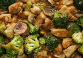 Kurczak z brokułami i pieczarkami w sosie. Idealne połączenie