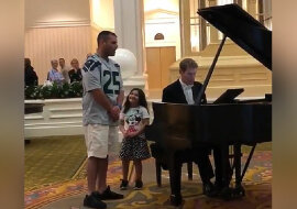 Tata strażak wpada na „Ave Maria” w hotelu.  Reakcja jego córki jest bezcenna. Zobacz