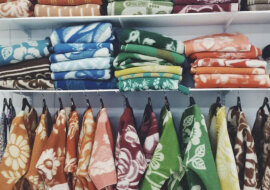 Projektant zamienia stare koce w ładne płaszcze