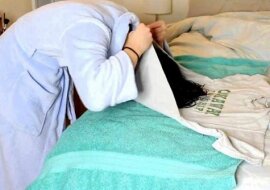 Kobieta zawinęła mokre włosy w koszulkę. Gdy rano ją ściągnęła, efekt był nieziemski