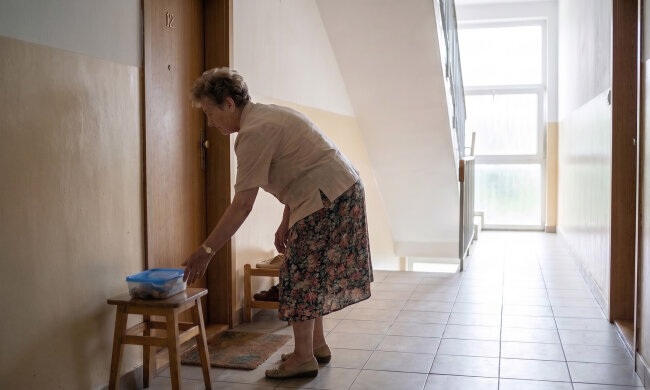 Studentowi z naprzeciwka zostawiam obiady, od dwóch lat - córka mówi, że "dokarmiam obcych za swoją emeryturę". W czerwcu złamałam rękę. Przez sześć tygodni zakupy, śmieci - Bartek. Córka przyjechała raz i zapytała, ile mu za to płacę