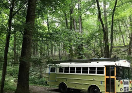 Para przerobiła stary autobus na dom, w którym wszystko jest idealne, zwłaszcza kuchnia