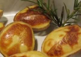 Posypała je solą przed pieczeniem, a to co wyciągnęła z piekarnika... gdy przeczytałam ten przepis, od razu poszłam kupić ziemniaki