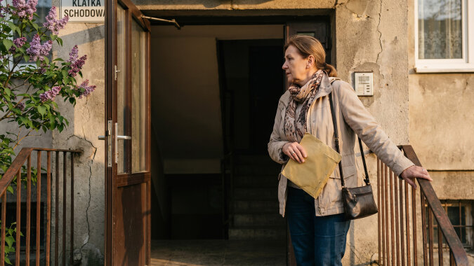 Mama zmarła w lutym. Sprzątając jej szafę, znalazłam kopertę z napisem "Nie otwieraj przy ojcu". Ojciec nie żył od dwunastu lat