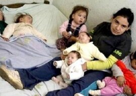 Ma zaledwie 17 lat, a już jest mamą siedmiorga dzieci. Ojcowie maluchów zostawili ją samą