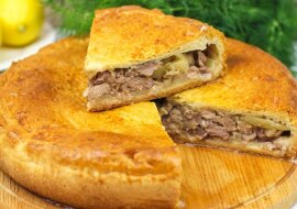 Pyszna zapiekanka z mięsem i ziemniakami w piekarniku. Jest bardzo smaczna i sycąca