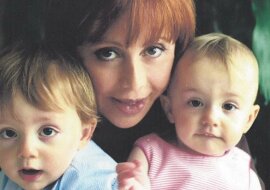 Kobieta urodziła bliźnięta w wieku 57 lat. Zobacz, jak żyją i wyglądają po 16 latach