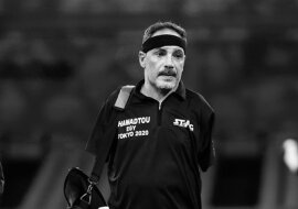 Tenisista bez rąk gra bosą stopą, aby podnieść piłkę palcami stóp