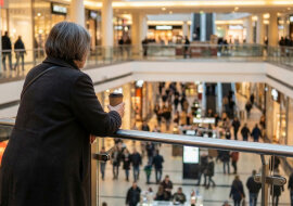 Dałam koleżance z kościoła 2 tysiące na leki dla męża. Kiedy zapytałam po miesiącu, rozpłakała się i powiedziała, że nie ma z czego oddać. A tydzień później widziałam ją w galerii z trzema torbami zakupów