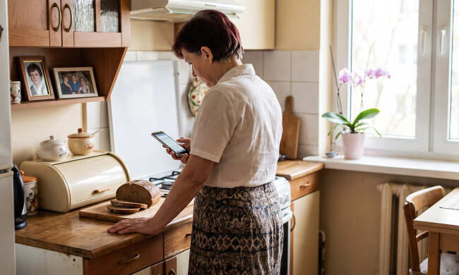 Mąż zmarł w lutym, miał sześćdziesiąt jeden lat. Jego telefon wciąż leżał w kuchni przy chlebaku. W kwietniu przyszedł SMS z przedszkola: "Zebranie grupy Motylki w czwartek o 16:15. Prosimy rodziców o obecność"