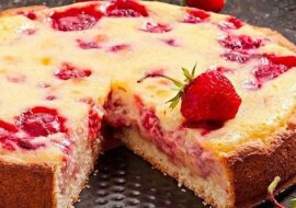 Letnie, aromatyczne i delikatne ciasto truskawkowe z jedną szklanką kefiru