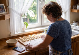 Po dwudziestu ośmiu latach w szkolnej stołówce dyrektor pożegnał mnie przy całym gronie: "od września catering, pani może już odpocząć". We wrześniu wnuczka mówiła, że obiady przyjeżdżają w folii i połowa idzie do kosza