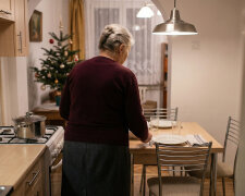 Syn zadzwonił w Wigilię i powiedział, że w tym roku spędzą święta u teściów. Nakryłam stół dla jednej osoby i usiadłam. Wtedy zadzwonił dzwonek do drzwi