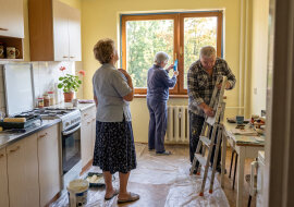 Przez osiem lat w każdy piątek piekłam dodatkowy placek dla pani Bożeny z poczty - nosiła nam listy na czwarte piętro bez windy. We wrześniu przeszła na emeryturę. W sobotę przyjechała z mężem i przez dwa dni malowali mi kuchnię
