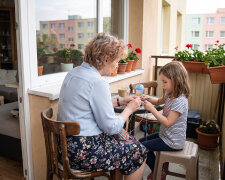 Synowa nie zostawia u mnie wnuczki na noc - "u babci przestarzałe metody". W czerwcu mała dostała anginy, a oni mieli wyjazd, nie było wyjścia. Tydzień inhalacji, rosołu i czytania do snu