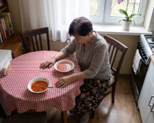 We wrześniu przyszedł kominiarz z dorocznym przeglądem. Ucieszył się na widok męża, że drugi raz w tym tygodniu się widzą - w piątek robił przegląd "u pana", na Konopnickiej. Mąż mówi, że na Konopnickiej "nikogo nie zna"