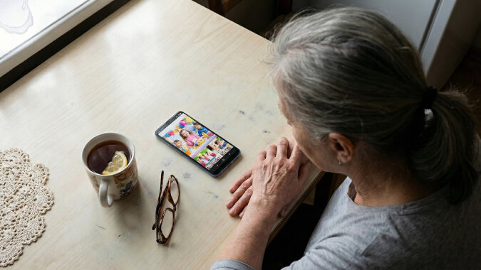 Synowa wrzuciła na Facebooka zdjęcia z urodzin wnuka. Była cała rodzina - jej mama, jej siostra, koleżanki. Mnie nikt nie zaprosił. Syn napisał wieczorem: "Mamo, to był taki mały rodzinny obiad, nie chcieliśmy cię fatygować"
