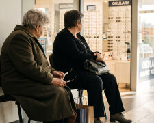 Mama od trzech lat mieszka u brata, "niczego jej tam nie brakuje". W październiku poprosiła, żebym zapłaciła za jej nowe okulary. W kolejce do optyka powiedziała, że emeryturę od dwóch lat odbiera Romek, a jej daje sto złotych na tacę