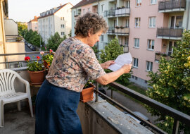 Syn poprosił, żebym poręczyła mu kredyt na samochód. "Czysta formalność, mamo, bank tak wymaga". W lipcu przyszło do mnie pismo: trzy raty zaległe, wzywają do zapłaty. Rata jest wyższa niż moja emerytura