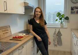 Wróciłam wcześniej z pracy i usłyszałam jej śmiech w naszej kuchni.