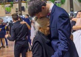 Wnuk zaprosił babcię na studniówkę, ponieważ w młodości nie miała okazji uczestniczyć
