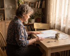 Przez całe życie podpisywałam wszystko: poręczenia, weksle, "mama przecież ma czystą historię". W środę syn przyniósł papiery na kredyt na auto, czterdzieści tysięcy. Pierwszy raz powiedziałam: nie