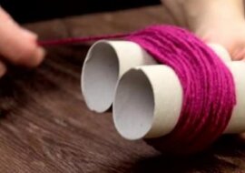 Kobieta owinęła włóczką rolki po papierze toaletowym, zawiązała i zaczęła ciąć. Nie uwierzycie w efekt końcowy