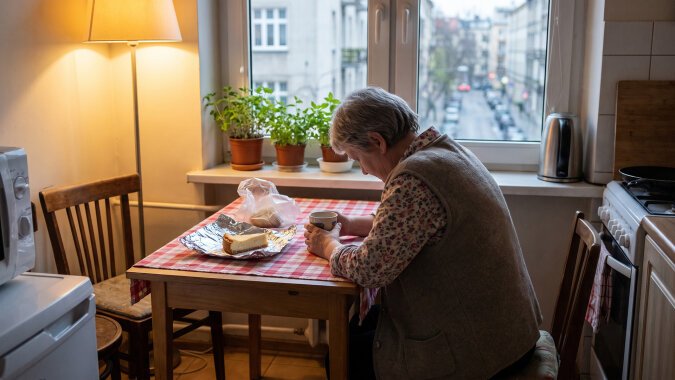 Mam sześćdziesiąt siedem lat i sprzątam klatki schodowe w dwóch blokach, żeby dokładać córce do przedszkola. Na imieninach szwagierka powiedziała, że to piękne, że mi się jeszcze chce. Córka nie powiedziała nic