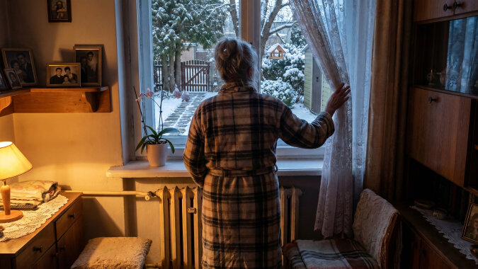 Odkąd zostałam sama, ktoś każdej zimy przed szóstą odśnieża mi kawałek od furtki do drzwi. Byłam pewna, że to sąsiad Heniek, i co roku nosiłam mu za to sernik