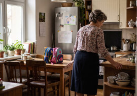 Od września odbieram troje wnuków ze szkoły, obiady, w czwartki basen - córka z zięciem «oboje na etatach». Na zebraniu usiadła obok mnie babcia Stasia i zapytała, ile biorę, bo ona od swojej córki dostaje osiemset, «i to jeszcze po rodzinnemu»