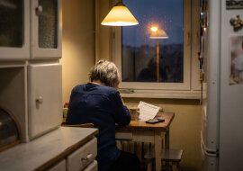 Syn brał ślub i poprosił, żebym dołożyła się do wesela - piętnaście tysięcy, bo chcieli coś "na poziomie". Wzięłam pożyczkę, bo tyle nie miałam. Po roku zapytałam, kiedy zaczną oddawać. Synowa odpowiedziała