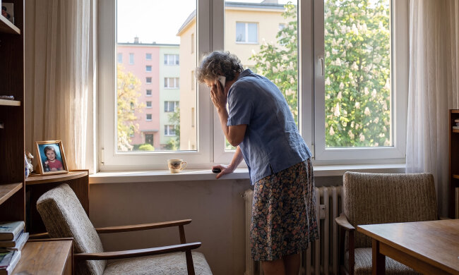 Syn poprosił, żebym przenocowała jego kolegę z pracy - "tydzień, góra dwa, mamo". Michał mieszka w małym pokoju od marca. W piątek na klatce zapytał, czy Adam przekazuje mi te osiemset za pokój, bo płaci zawsze pierwszego