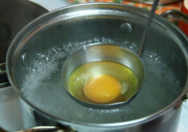 Jak zrobić jajko w koszulce w 3 minuty. Sekret szefów kuchni