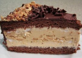 Znam wiele przepisów na ciasto Snickers, jednak to jest najbardziej puszyste