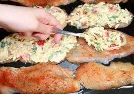 Soczysty i delikatny filet z kurczaka zrobiony w piekarniku