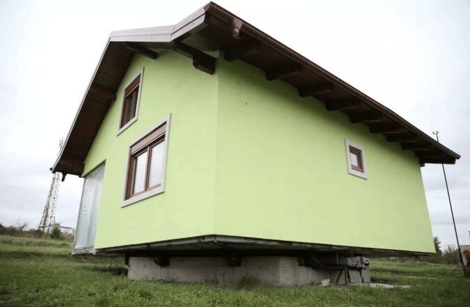 Mężczyzna zbudował obrotowy dom, aby żona miała urozmaicony widok z okna. Wideo