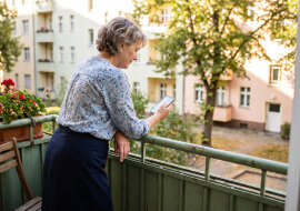 Wnuk poprosił o piętnaście tysięcy na wózek z kawą. Zgodziłam się, ale jak w banku: umowa u notariusza, dziesięć procent od zysku. Rodzina pukała się w czoło - "babcia z umową"