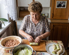 Zięć przy gościach nazywa moje gotowanie "stołówką z PRL-u". W sobotę pokazał wszystkim filmik z internetu - czyjeś ręce zawijają gołąbki, "o, tak się robi, nie to co niektórzy". Filmik nagrała wnuczka w maju, w mojej kuchni