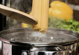 Dlaczego nie należy wylewać wody po makaronie