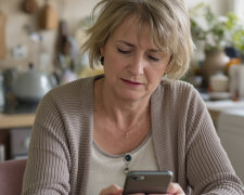 Po pogrzebie otworzyłam jego stary telefon i znalazłam wiadomości, które mnie zniszczyły